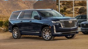 Cadillac Escalade 2021 azul en el desierto